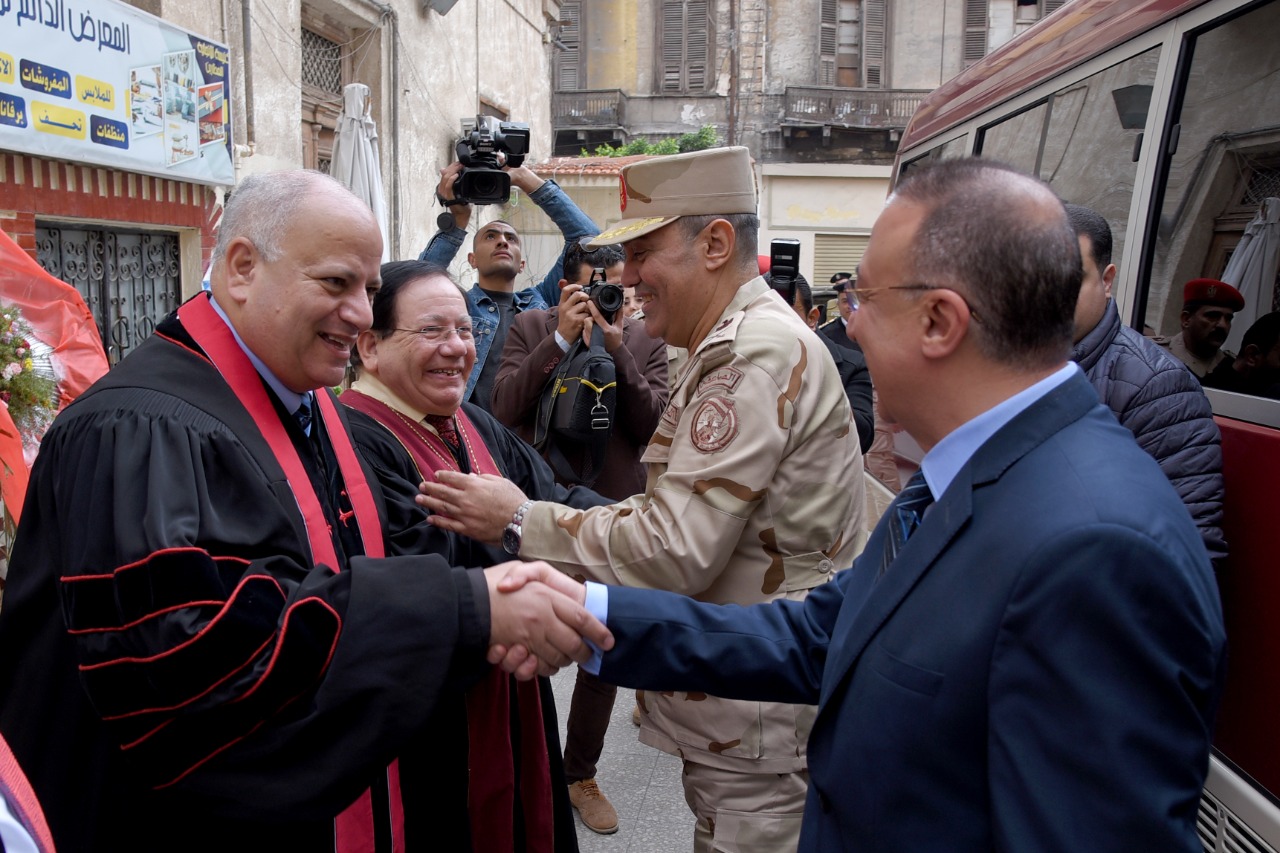 محافظ الإسكندرية يشارك الإخوة الأقباط باحتفالات عيد الميلاد 