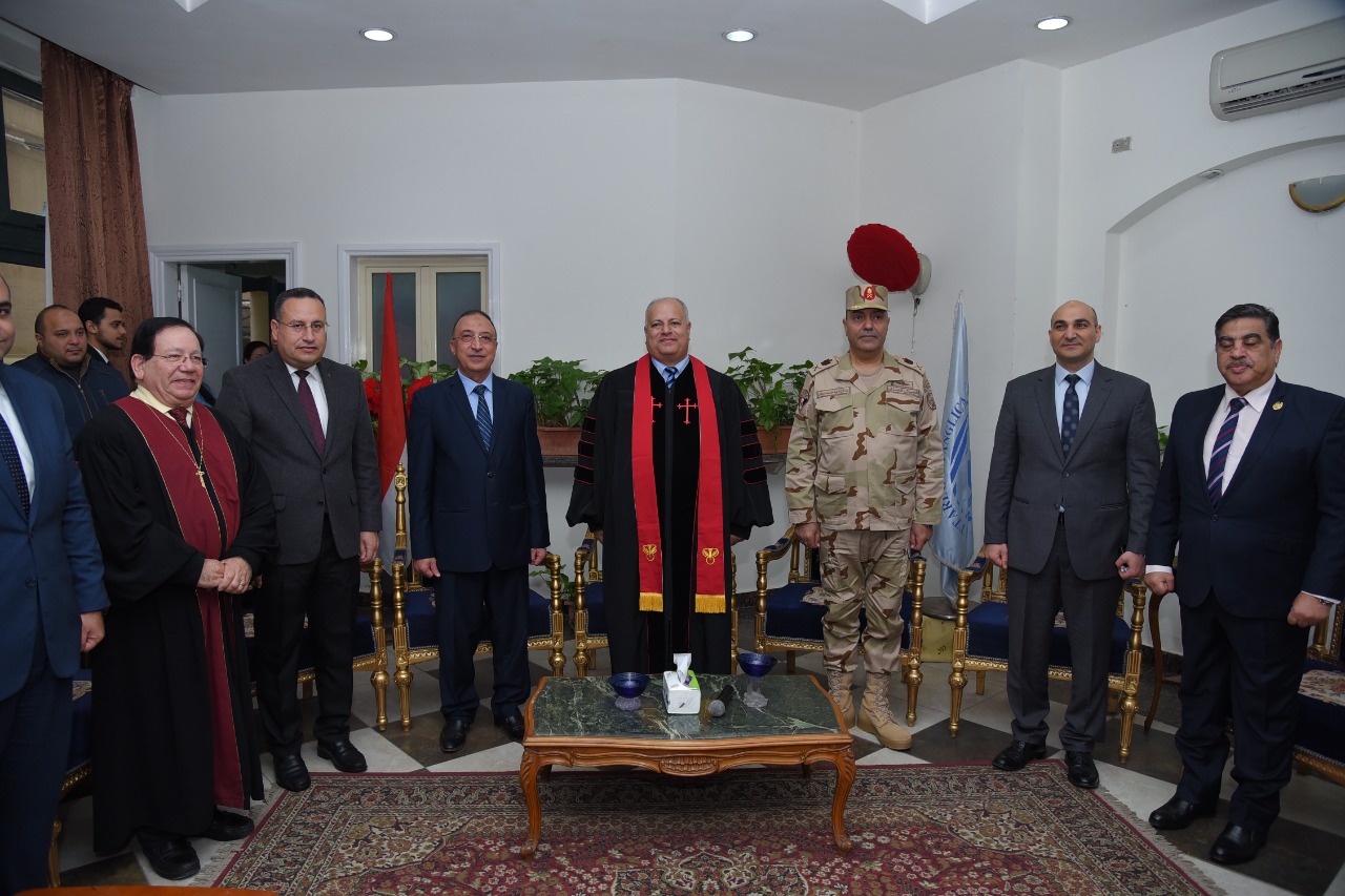 محافظ الإسكندرية يشارك الإخوة الأقباط باحتفالات عيد الميلاد 