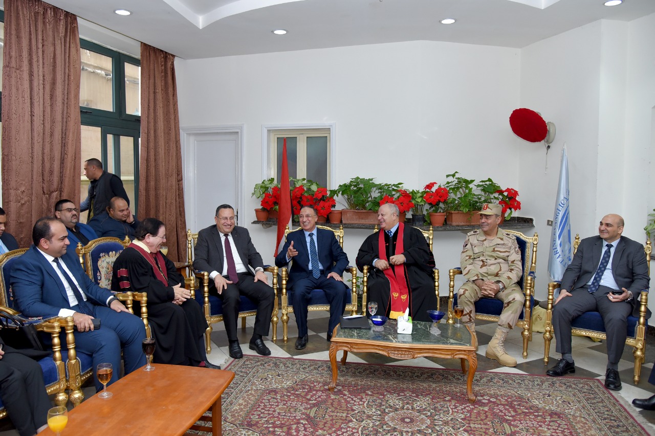 محافظ الإسكندرية يشارك الإخوة الأقباط باحتفالات عيد الميلاد 