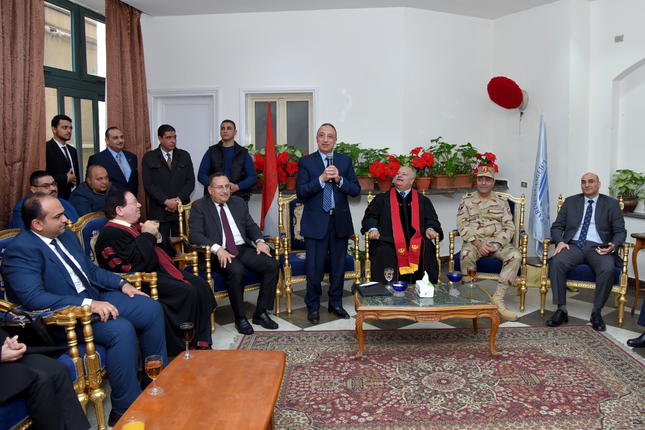 محافظ الإسكندرية يشارك الإخوة الأقباط باحتفالات عيد الميلاد 