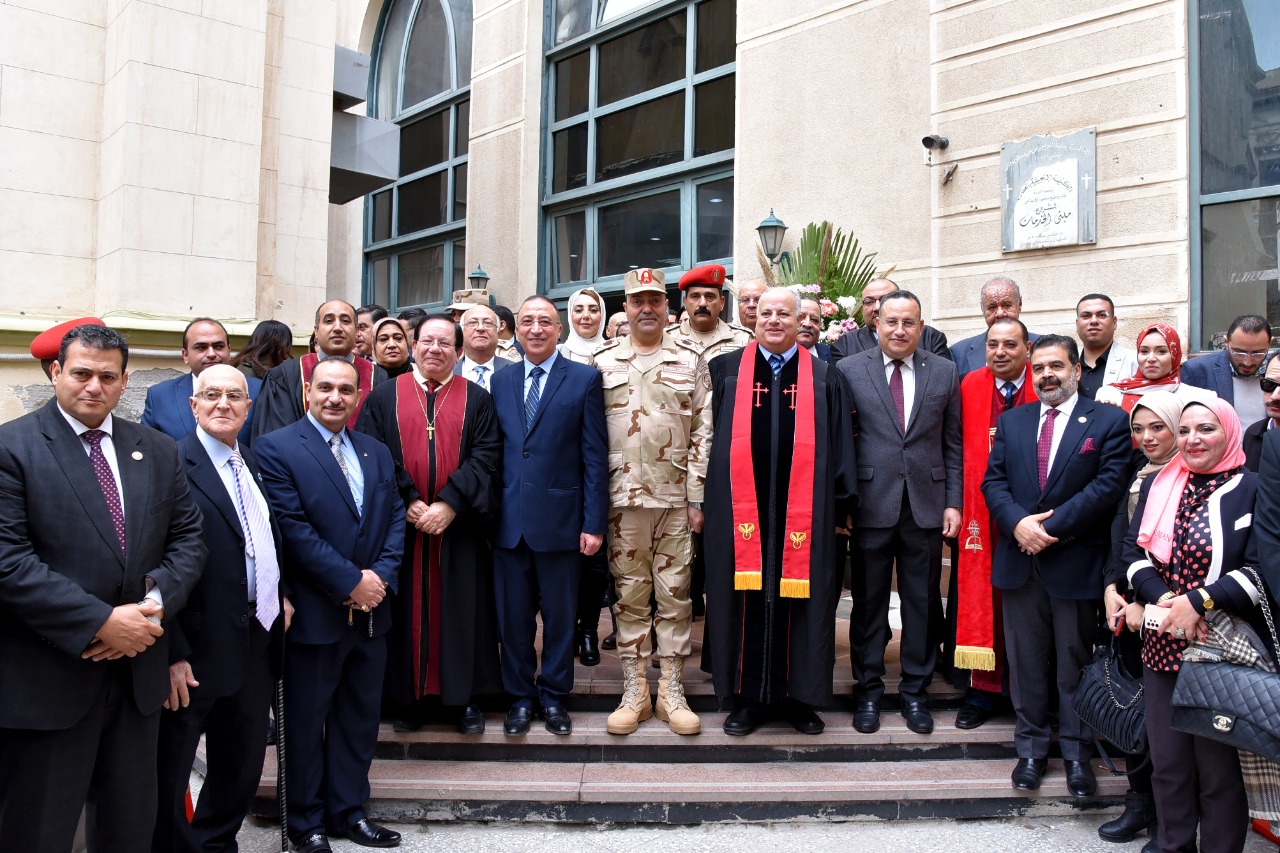 محافظ الإسكندرية يشارك الإخوة الأقباط باحتفالات عيد الميلاد 