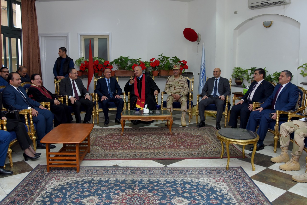 محافظ الإسكندرية يشارك الإخوة الأقباط باحتفالات عيد الميلاد 