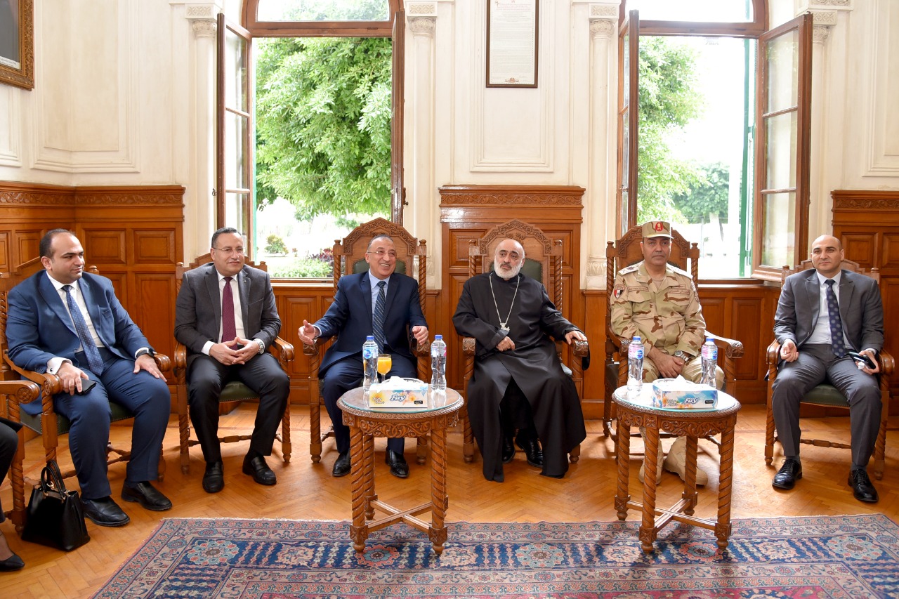 محافظ الإسكندرية يشارك الإخوة الأقباط باحتفالات عيد الميلاد 