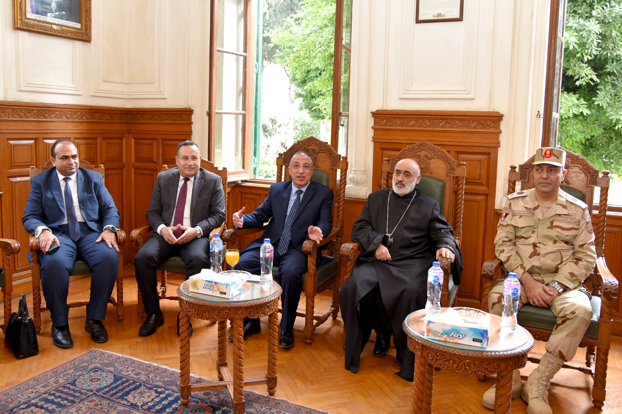 محافظ الإسكندرية يشارك الإخوة الأقباط باحتفالات عيد الميلاد 