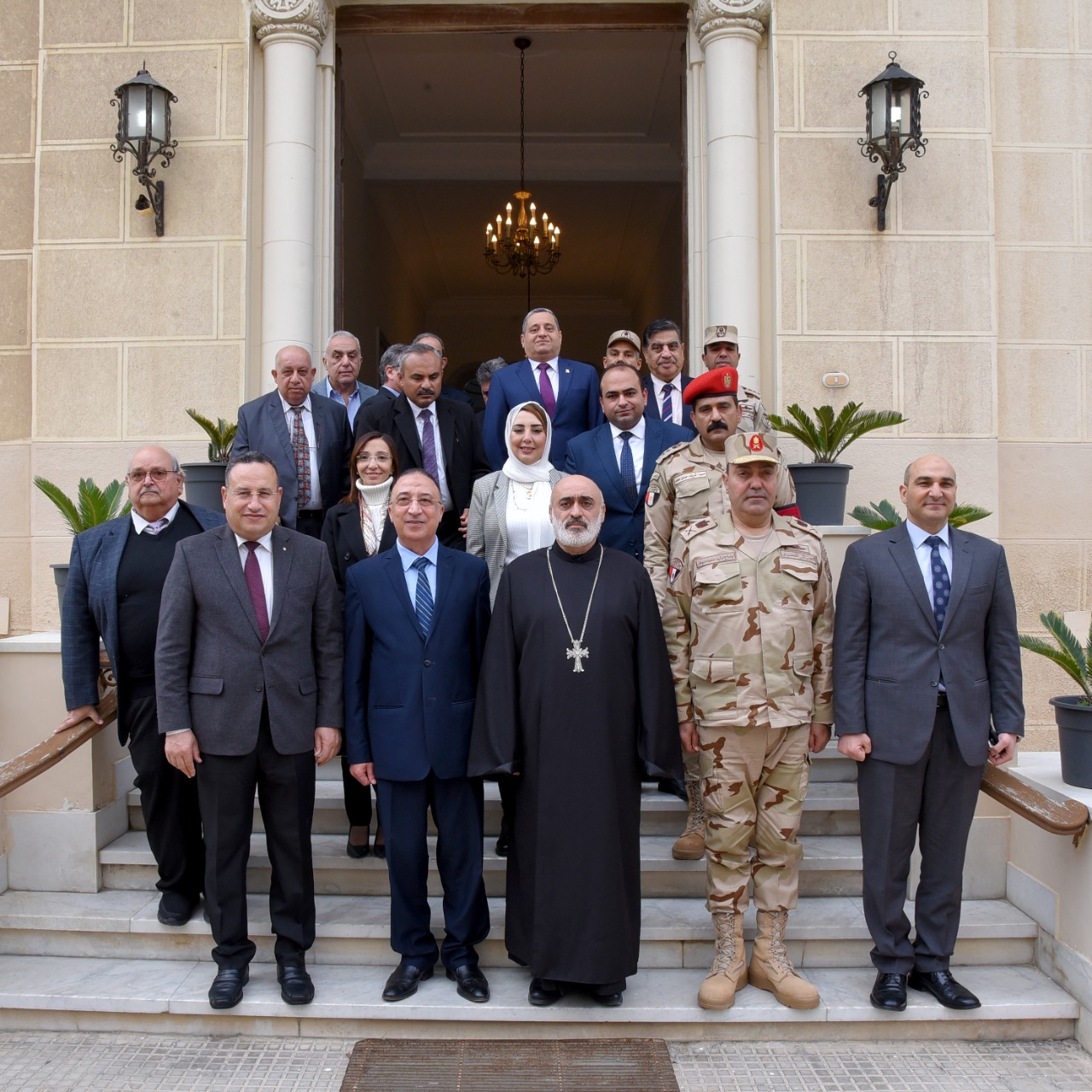 محافظ الإسكندرية يشارك الإخوة الأقباط باحتفالات عيد الميلاد 