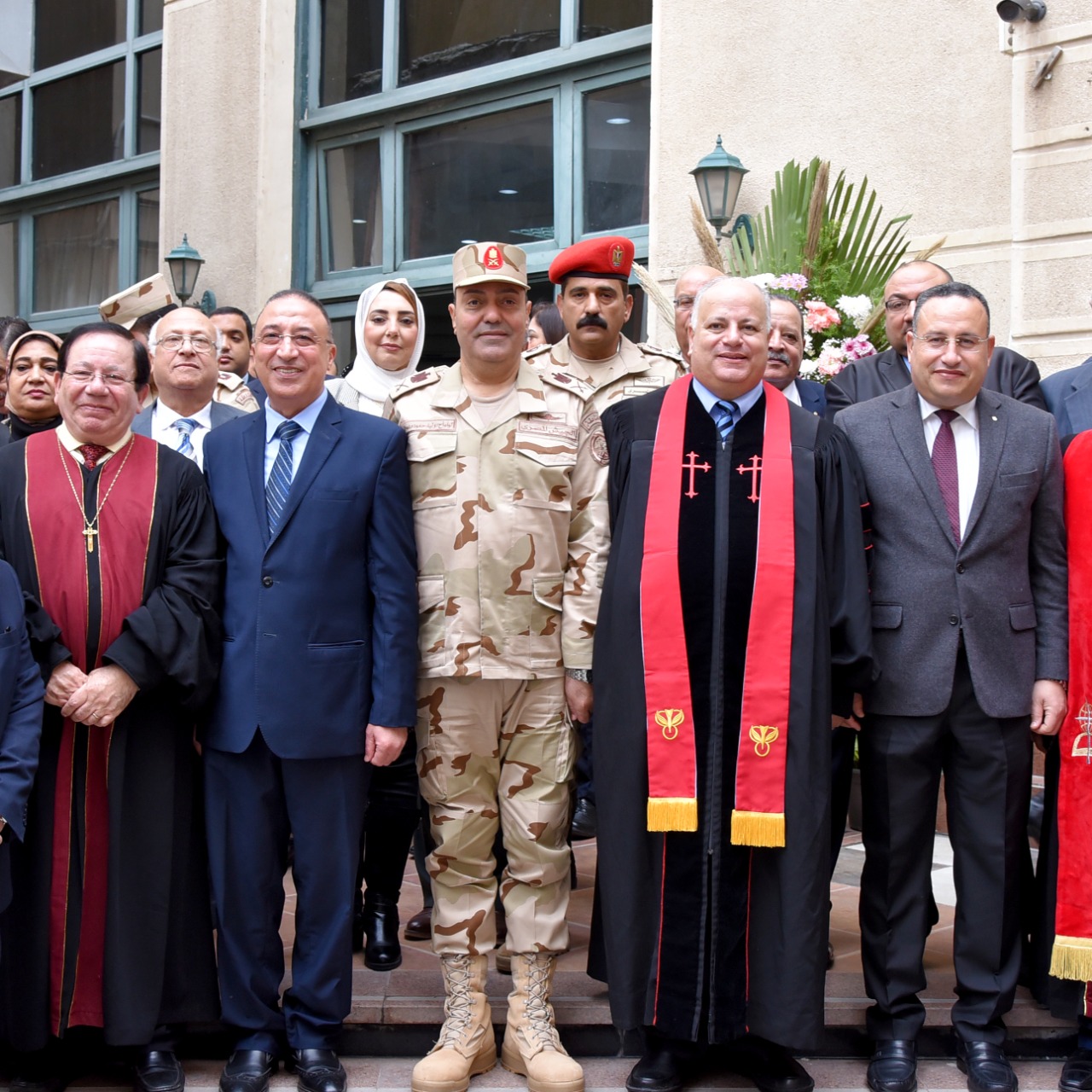 محافظ الإسكندرية يشارك الإخوة الأقباط باحتفالات عيد الميلاد 
