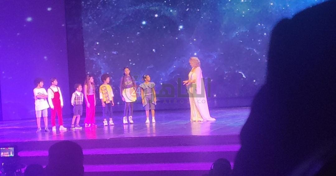 الفنانة يسرا