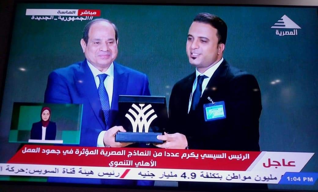 تكريم الرئيس لشباب القافلة الطبية المجانية