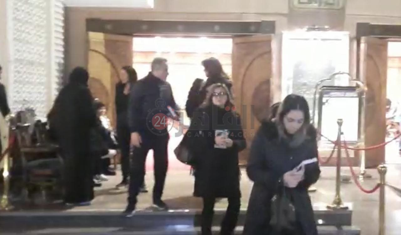 بشرى وإيهاب فهمي من عزاء والد مي فاروق (1)