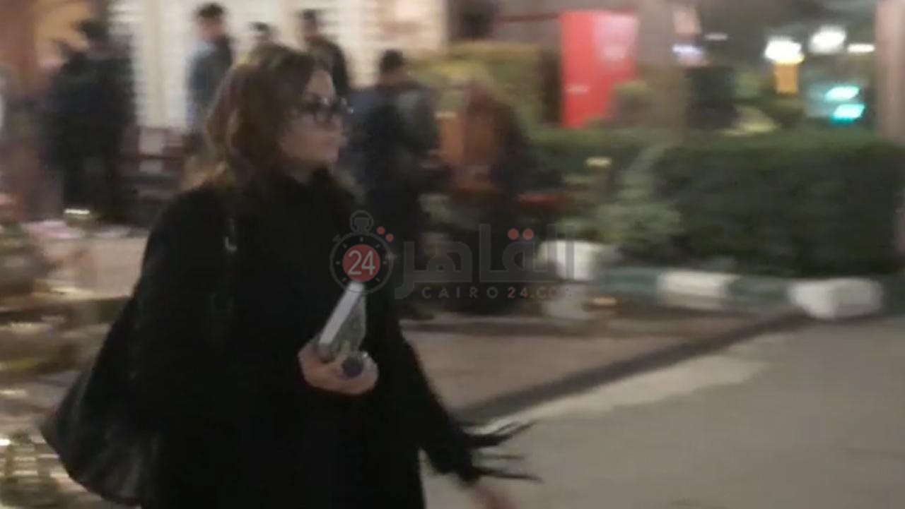 بشرى وإيهاب فهمي من عزاء والد مي فاروق (2)