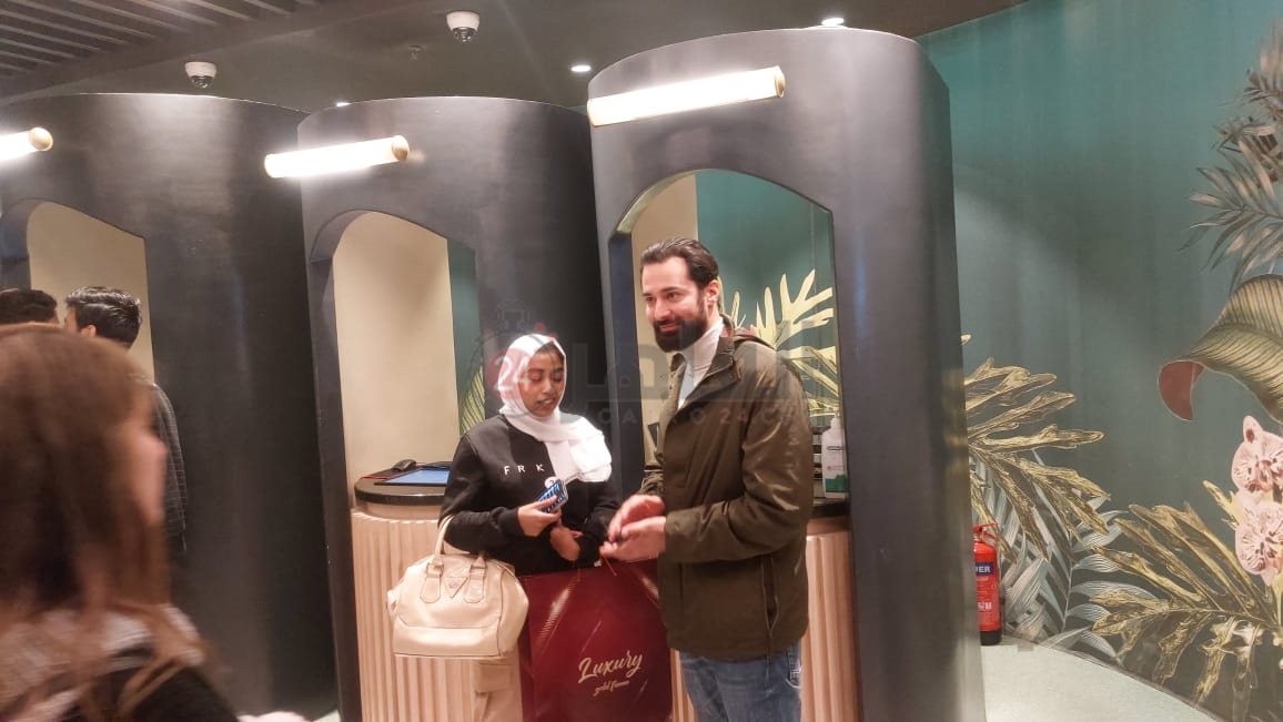 أحمد حاتم يحتفل مع جمهوره بعرض فيلم المطاريد (1)