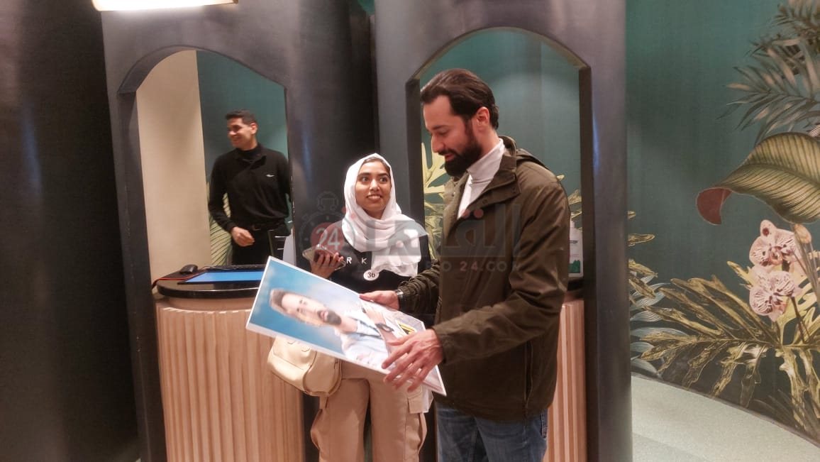 أحمد حاتم يحتفل مع جمهوره بعرض فيلم المطاريد (2)