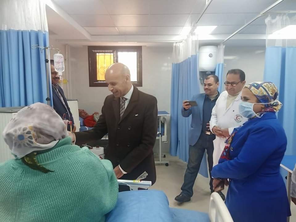 وكيل وزارة الصحة يتفقد مرضى الغسيل الكلوي في حميات الزقازيق 02