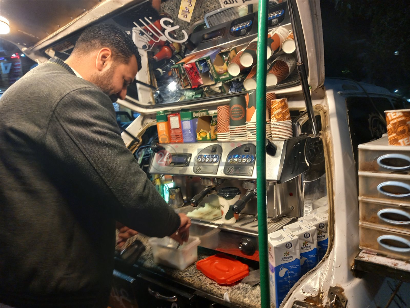 عبدالرحمن فوزي صاحب كافية متنقل بأسيوط