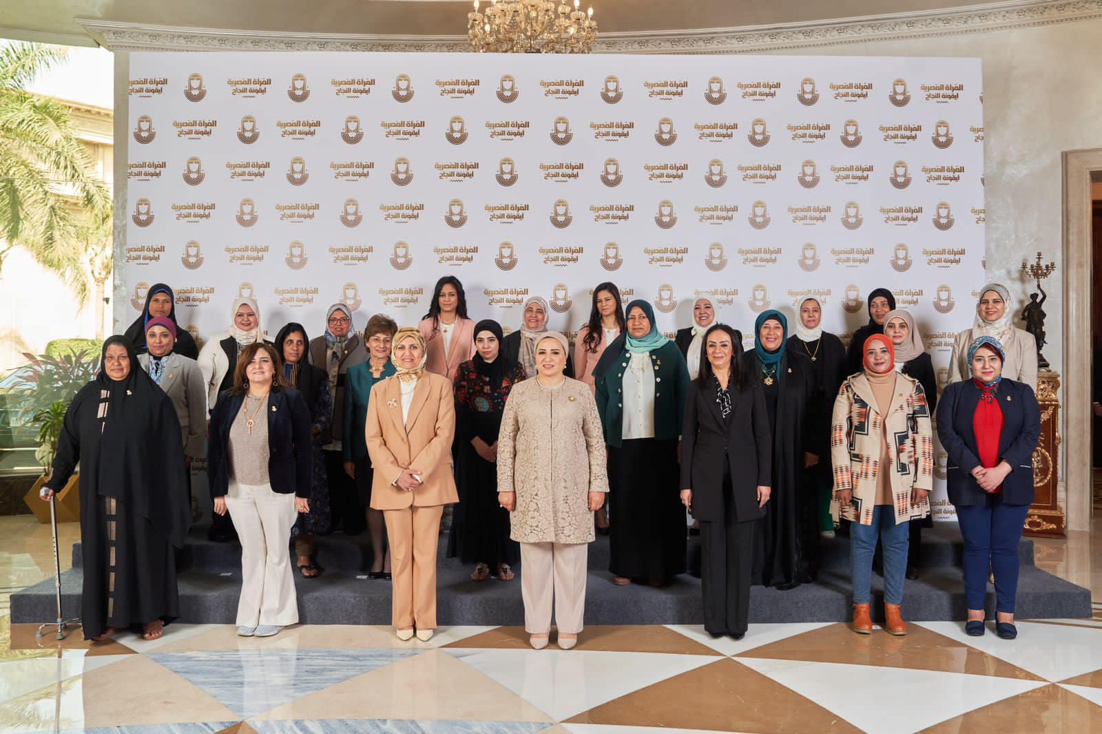 نجاة أثناء تكريمها من قبل سيدة مصر الأولى