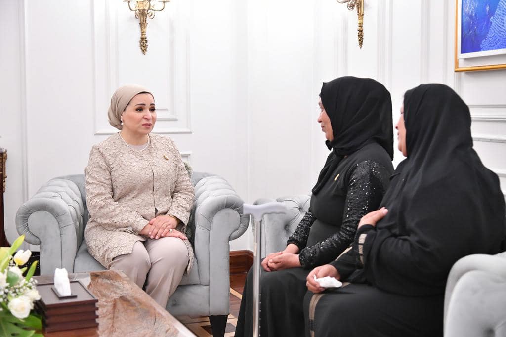 نجاة أثناء حديثها مع السيدة انتصار السيسي