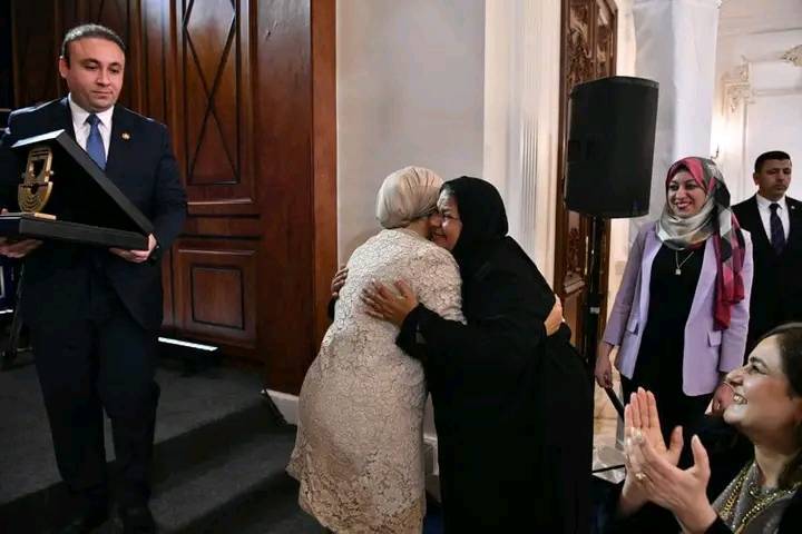 نجاة تحتضن سيدة مصر الأولى
