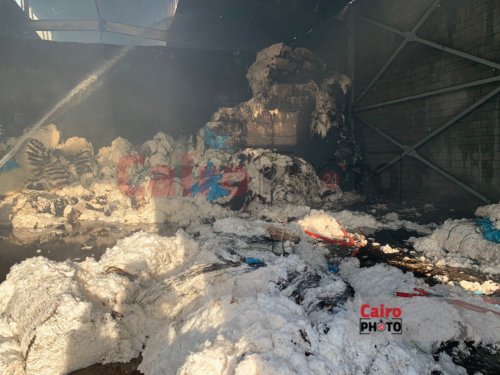 السيطرة علي حريق هائل بمخزن يحوي أطنان من القطن ببورسعيد2