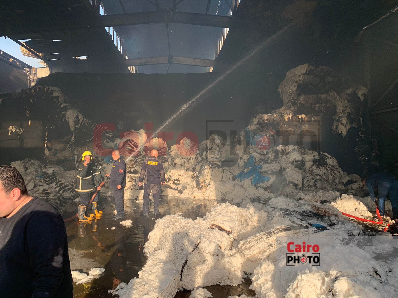 السيطرة علي حريق هائل بمخزن يحوي أطنان من القطن ببورسعيد3