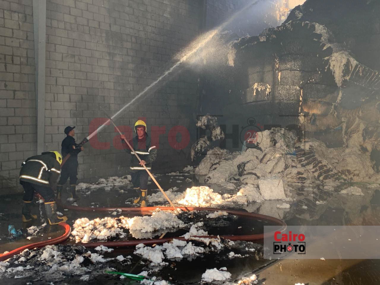 السيطرة علي حريق هائل بمخزن يحوي أطنان من القطن ببورسعيد8