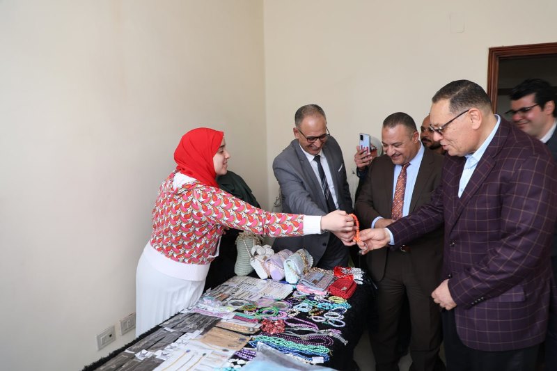 محافظ الشرقية يفتتح معرض السلع الاستهلاكية 04
