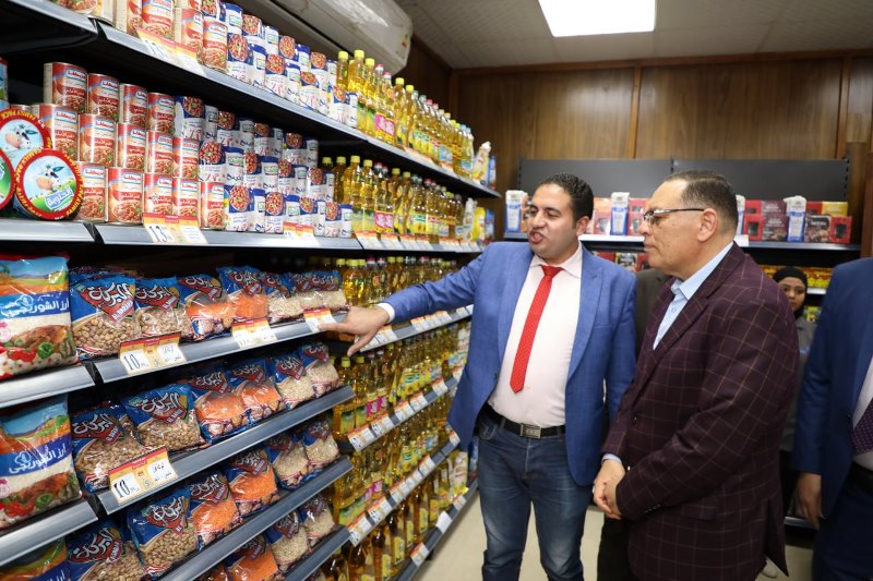 محافظ الشرقية يفتتح معرض السلع الاستهلاكية 05