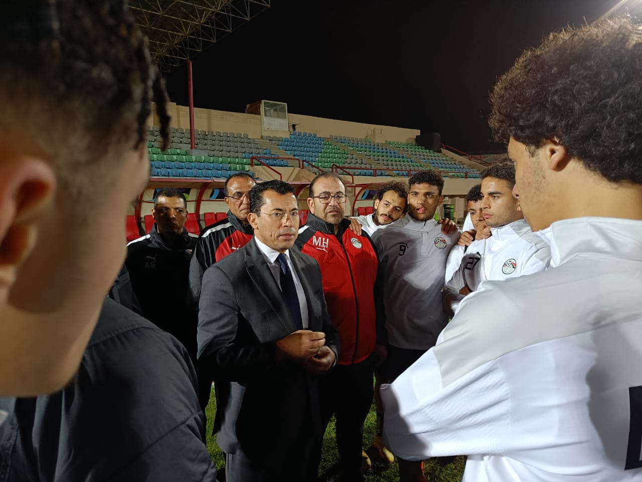 زيارة وزير الرياضة لمران المنتخب الأولمبي (12)