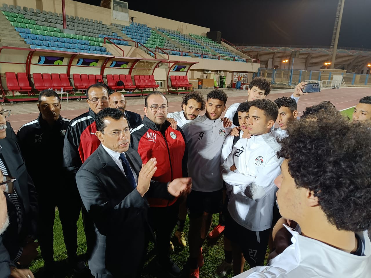 زيارة وزير الرياضة لمران المنتخب الأولمبي (13)