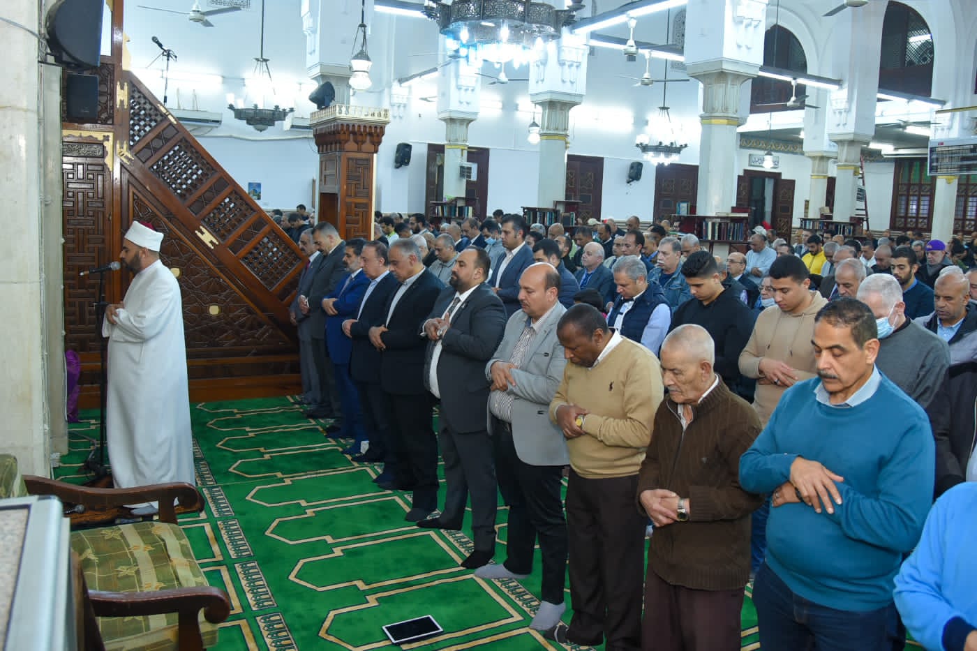 محافظ الإسكندرية يصلي التراويح بمسجد سيدى جابر الشيخ 
