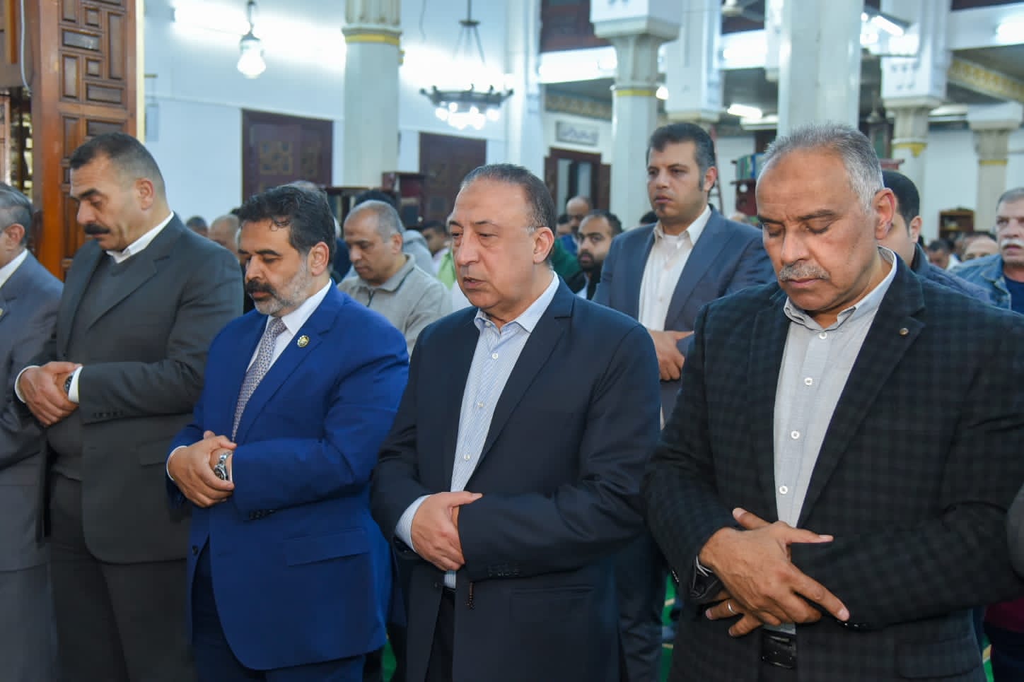 محافظ الإسكندرية يصلي التراويح بمسجد سيدى جابر الشيخ 