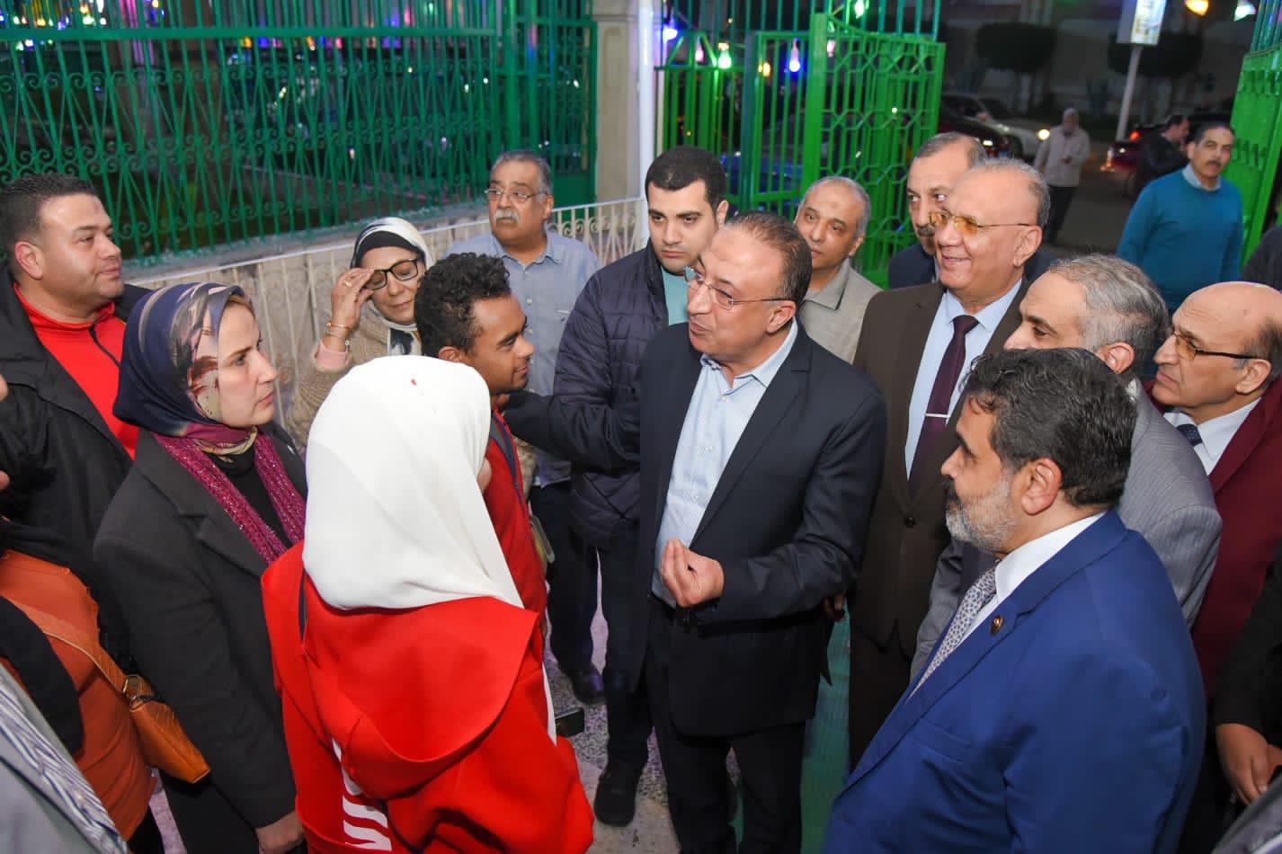 محافظ الإسكندرية يصلي التراويح بمسجد سيدى جابر الشيخ 