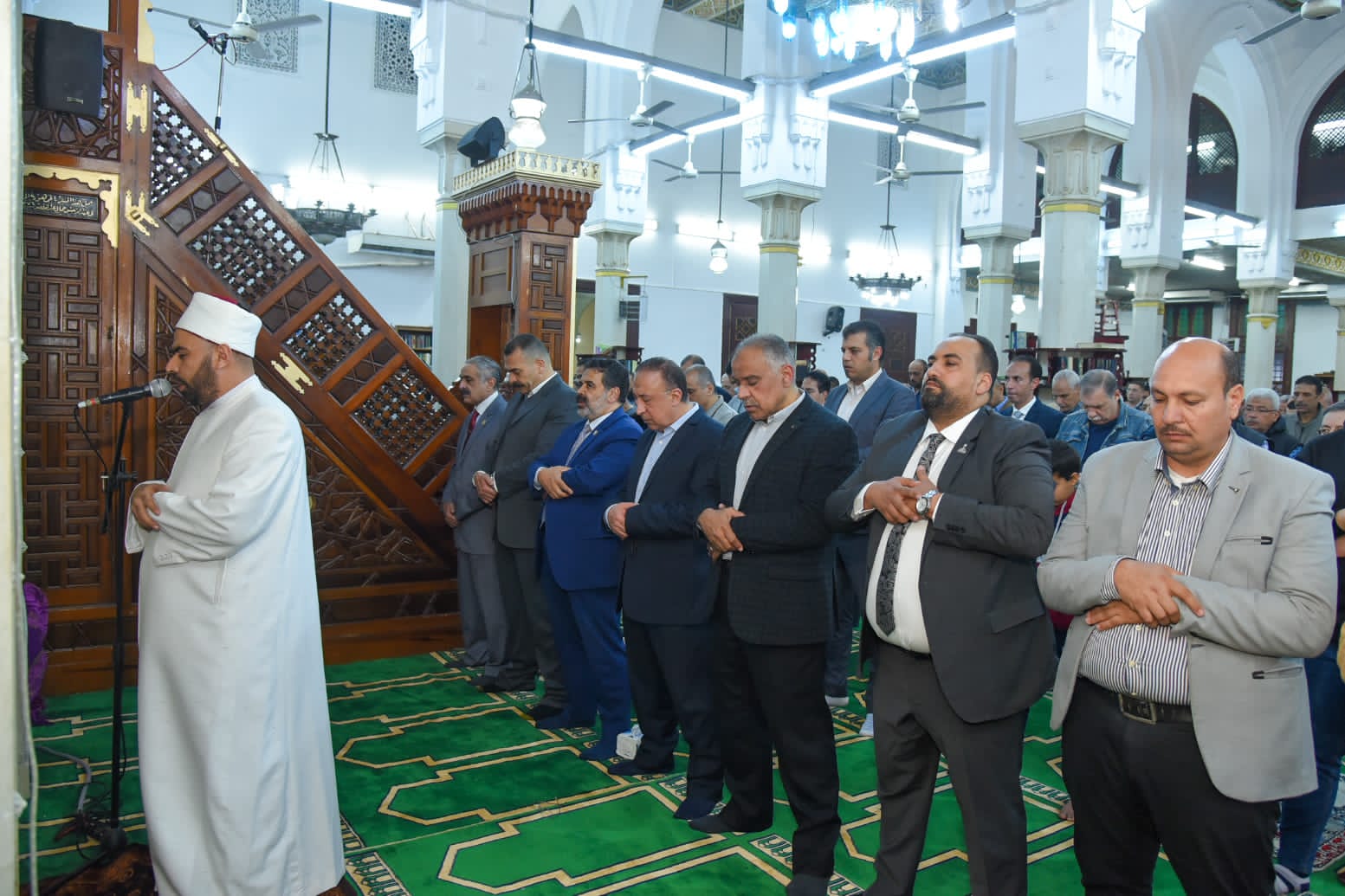 محافظ الإسكندرية يصلي التراويح بمسجد سيدى جابر الشيخ 