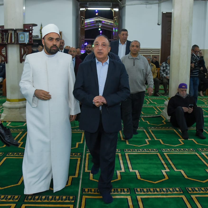 محافظ الإسكندرية يصلي التراويح بمسجد سيدى جابر الشيخ 
