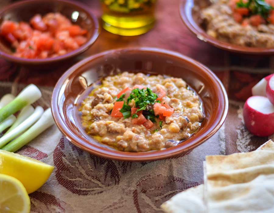 طريقة عمل الفول بالطماطم والثوم