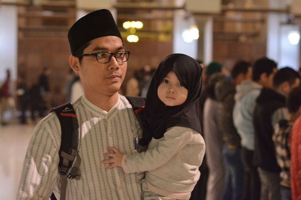 الأطفال يزينون الجامع الأزهر أثناء الإفطار الجماعي للطلاب الوافدين