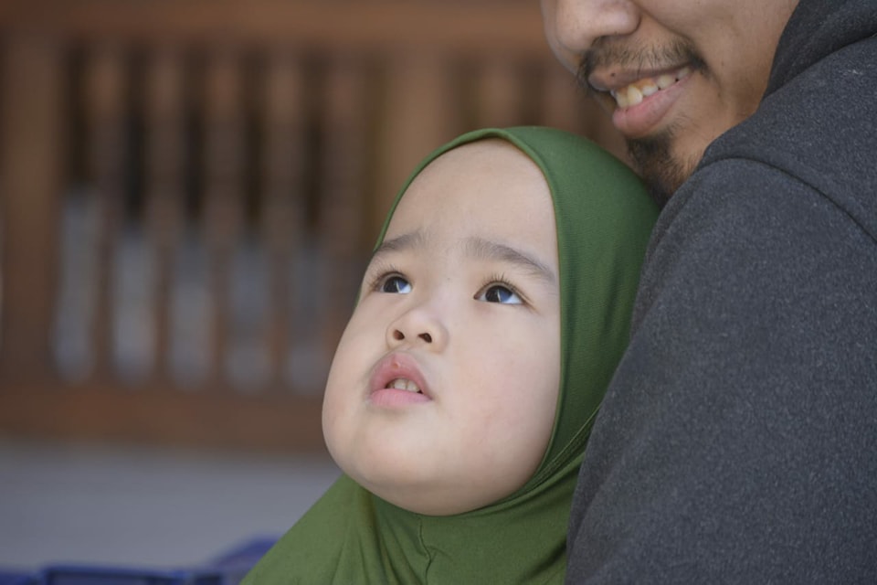 الأطفال يزينون الجامع الأزهر أثناء الإفطار الجماعي للطلاب الوافدين