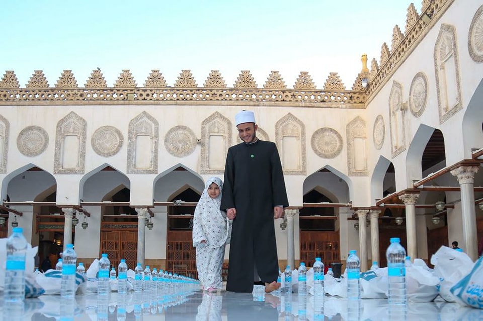 الأطفال يزينون الجامع الأزهر أثناء الإفطار الجماعي للطلاب الوافدين