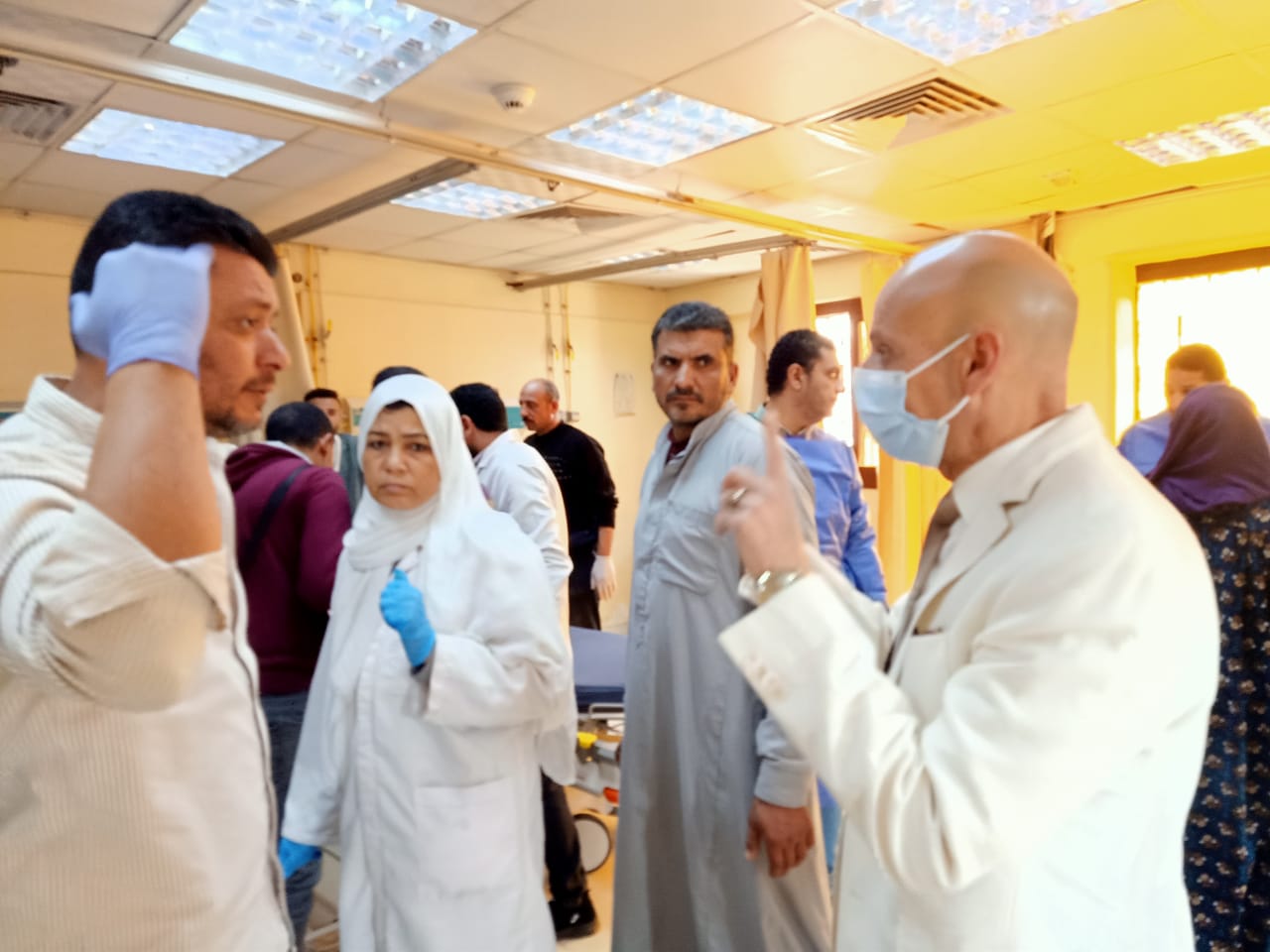 وكيل وزارة الصحة يتابع مصابي الحادث في مستشفى بلبيس 03