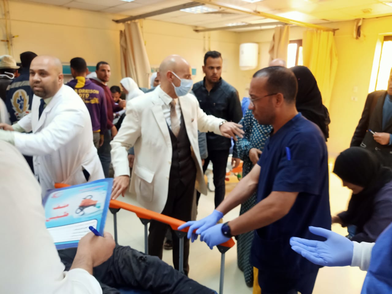 وكيل وزارة الصحة يتابع مصابي الحادث في مستشفى بلبيس 05