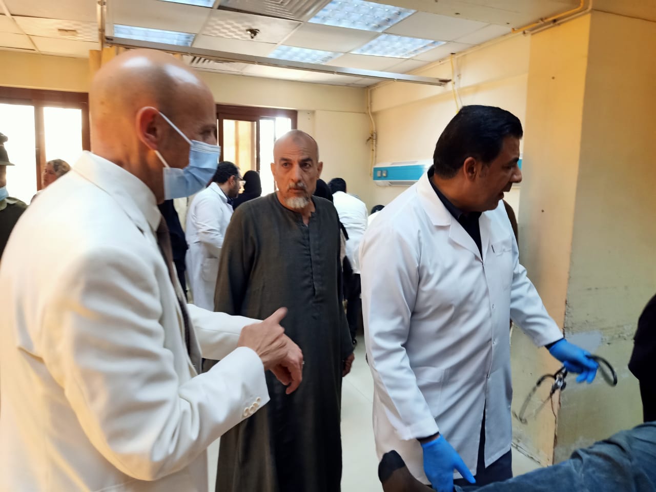 وكيل وزارة الصحة يتابع مصابي الحادث في مستشفى بلبيس 06