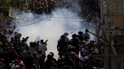 الهلال الأحمر: 100 إصابة في صفوف المصلين منذ اندلاع الاشتباكات بالقدس