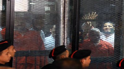 إخلاء سبيل متهمين اثنين لمرضهما في قضية “مرشد الإخوان”