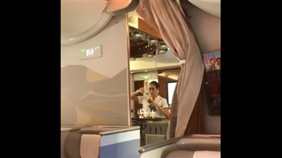 ضرب قطرى جديد تحت الحزام.. الإندبندنت تنشر فيديو لمضيفة طيران الإمارات تملأ زجاجة الخمر بـ بواقى شرب الركاب (فيديو)