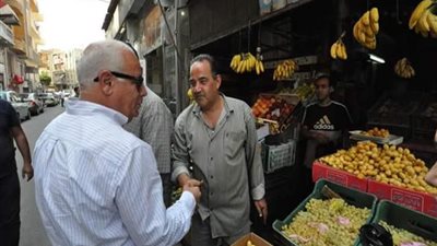 محافظ بورسعيد يجبر بائع خضار متجول على البيع بالخسارة (فيديو)