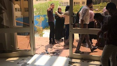 شاهد تفاصيل اقتحام وتكسير المدرسة الأوربية الألمانية بسبب زيادة المصروفات (صور وفيديو)