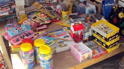 اقتحام معرض “التضامن” لمستلزمات المدارس بـ”الأسمرات” وسرقة محتوياته