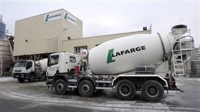 “اللموند”: شركة كان يساهم فيها “ساويرس” متهمة بتمويل “داعش”