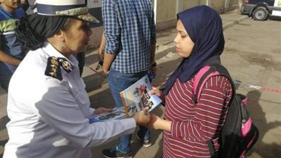 مدير أمن القاهرة يتفقد تأمين المدارس والضباط يوزعون كشاكيل على الطلبة