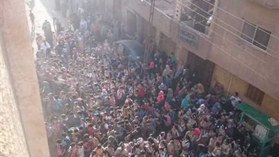 مدرسة بلا حوش.. فأدى الطلاب تحية العلم والطابور فى الشارع (صور)