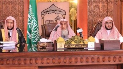 “كبار العلماء”: لم نصدر فتاوى سابقة تحرم قيادة المرأة (فيديو)